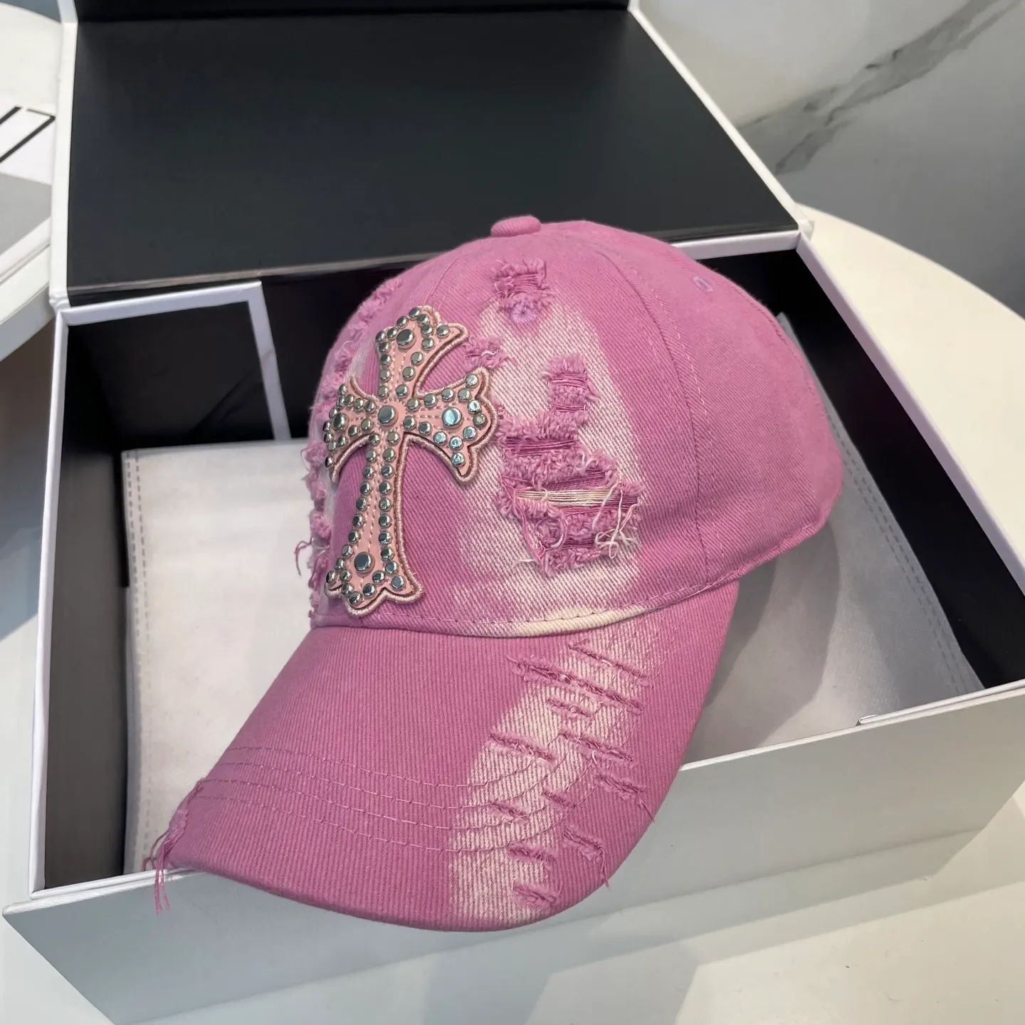 P66 Crow Heart 🆕🆕New baseball cap, stylish and classic cross logo, casual with a cool feeling, unisex style, same style for men and women! Very easy to match! Head circumference: 56-58cm is available
